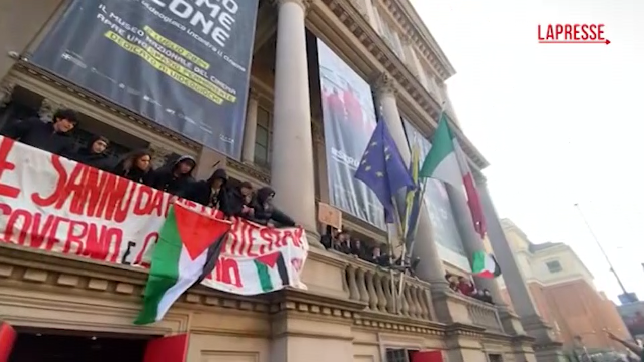 Corteo degli studenti a Torino, occupata la Mole Antonelliana