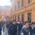 No Meloni Day, gli studenti a Bologna: “Avete le mani sporche di sangue”