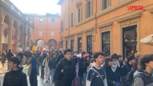 No Meloni Day, gli studenti a Bologna: “Avete le mani sporche di sangue”