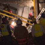 Incidente sul lavoro in Kentucky, i vigili del fuoco salvano un uomo sotto le macerie