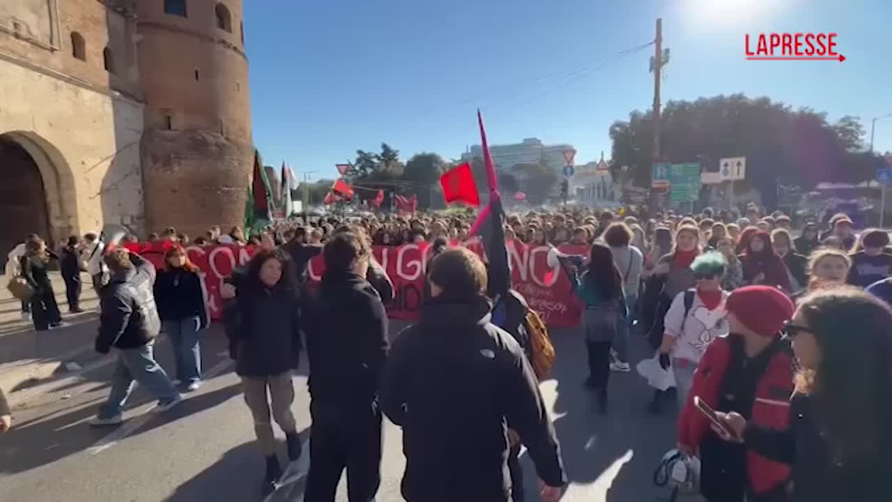 Roma, partito il corteo studentesco per lo sciopero nazionale: “No Meloni Day”