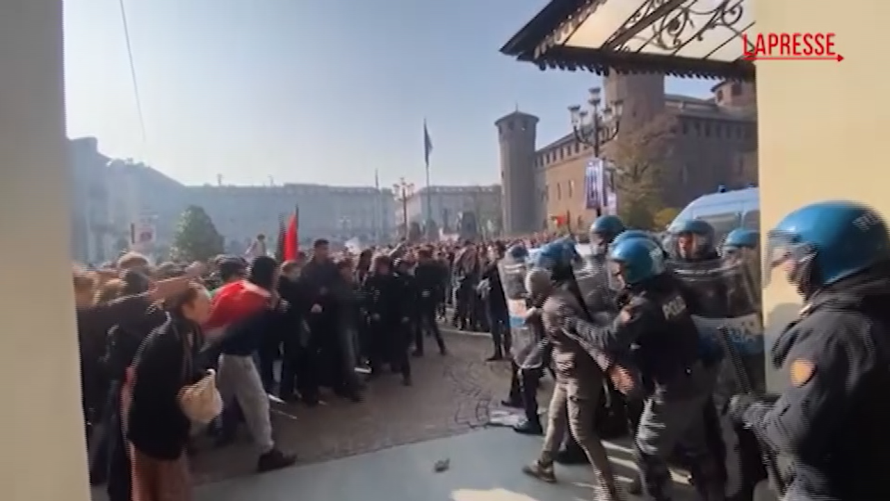 No Meloni Day, scontri a Torino: studenti bruciano fantoccio di Valditara