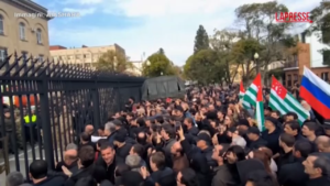 Georgia, proteste in Abkhazia: scontri di fronte a sede Parlamento