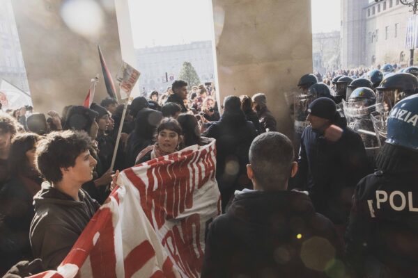 No Meloni Day, cortei degli studenti da Milano a Roma: scontri a Torino