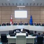 Voto in Georgia, confermata vittoria partito di governo: vernice nera contro presidente Commissione elettorale