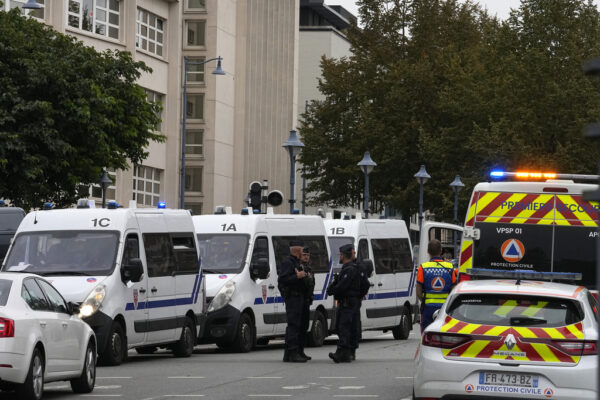 Francia, uomo si barrica in ristorante e prende 4 dipendenti in ostaggio: arrestato