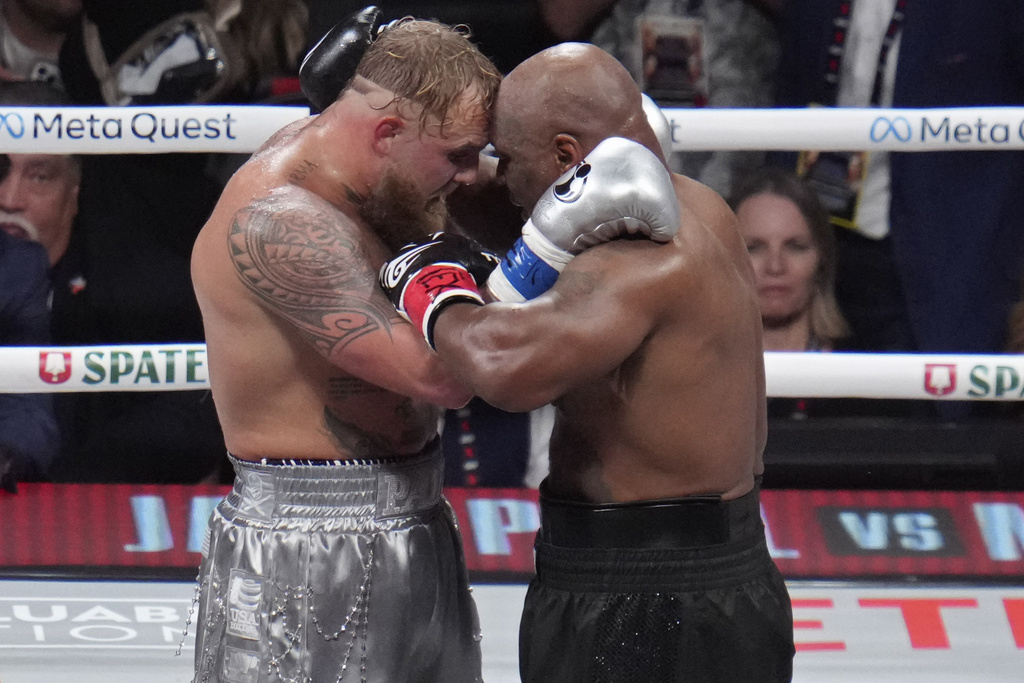 Boxe, Jake Paul si aggiudica ai punti il match con Mike Tyson