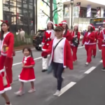 Giappone, parata di Babbi Natale a Tokyo