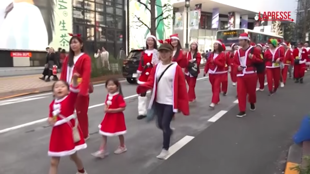 Giappone, parata di Babbi Natale a Tokyo