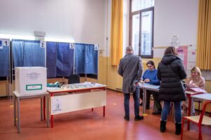 Elezioni Regionali Lombardia , cittadini al voto al seggio di Via della Spiga