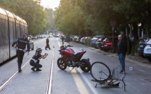 Milano - Incidente fra un motociclista e una ciclista