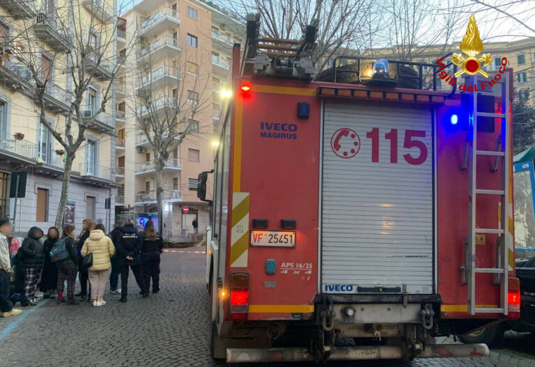 Voragine in strada a Napoli in zona Vomero