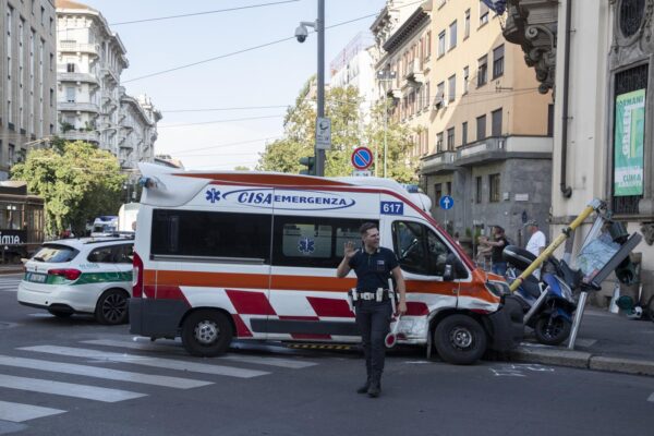 Incidente frontale tra un ambulanza e un auto davanti alla Biblioteca Sormani