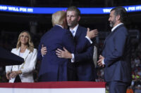 Donald Trump durante un comizio elettorale alla PPG Paints Arena di Pittsburgh.