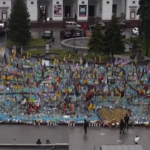 Ucraina, memoriale improvvisato a Kiev a mille giorni dal via della guerra