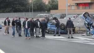 Roma, scontro mortale tra volanti della polizia: le immagini delle auto accartocciate