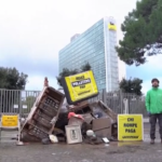 Roma, Greenpeace protesta davanti sede Eni con oggetti recuperati dalle recenti alluvioni
