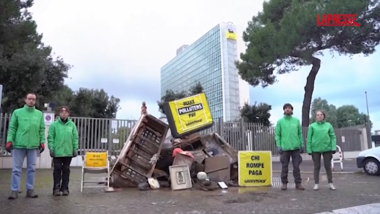 Roma, Greenpeace protesta davanti sede Eni con oggetti recuperati dalle recenti alluvioni