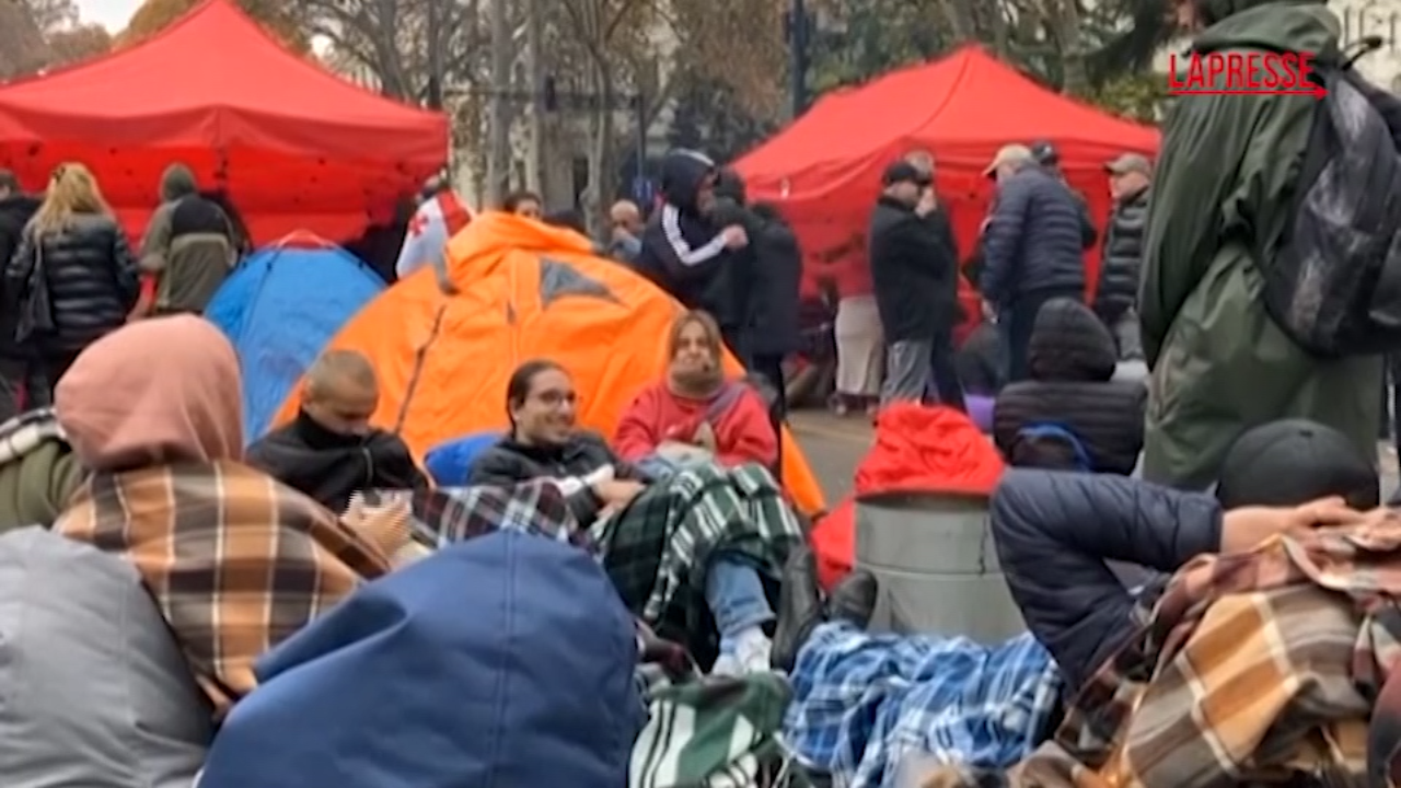 Georgia, proteste contro Sogno Georgiano: manifestanti in tenda nel centro di Tbilisi