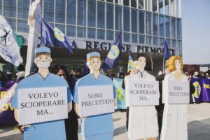 Torino, sciopero dei medici e infermieri con arrivo davanti al grattacielo della Regione Piemonte