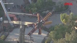 Usa, giostra si blocca al parco divertimenti Knott’s Berry Farm: persone sospese nel vuoto