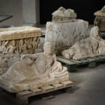 Archeologia, recuperati due sarcofagi etruschi e otto urne