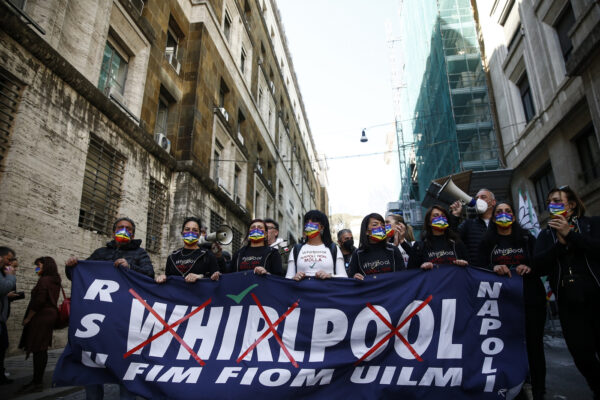 Whirlpool, protesta dei lavoratori davanti al Mise