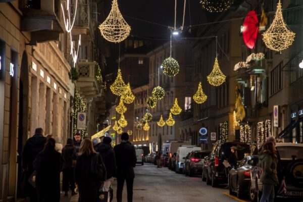 Luminarie natalizie nelle vie del centro di Milano