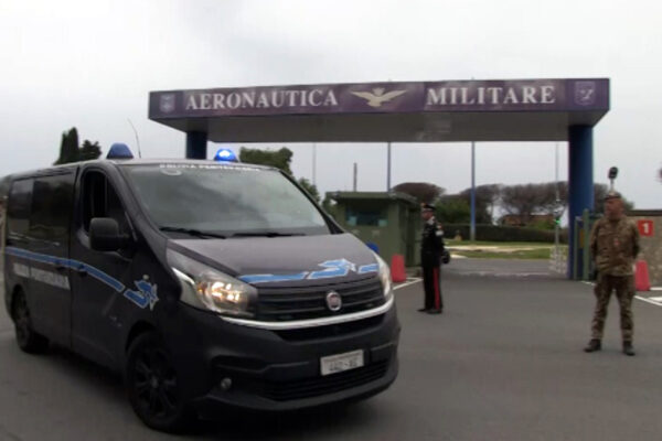 Chico Forti lascia l'aeroporto di Pratica di Mare a bordo di un furgone - Frame Video