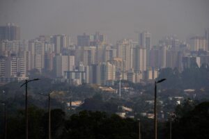 Il fumo prodotto dagli incendi e dal clima secco copre il quartiere Aguas Claras di Brasilia