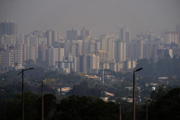 Il fumo prodotto dagli incendi e dal clima secco copre il quartiere Aguas Claras di Brasilia