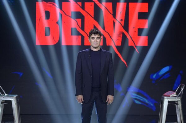 Riccardo Scamarcio ospite in trasmissione Belve