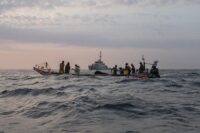 Marinai senegalesi alla ricerca di imbarcazioni di migranti vicino alla costa di Dakar, Senegal