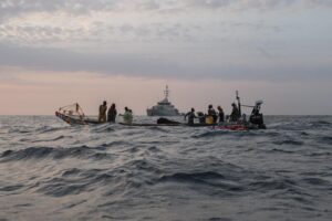 Marinai senegalesi alla ricerca di imbarcazioni di migranti vicino alla costa di Dakar, Senegal