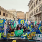 Roma, migliaia di medici e infermieri in piazza per lo sciopero dei professionisti della sanità
