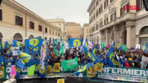 Roma, migliaia di medici e infermieri in piazza per lo sciopero dei professionisti della sanità