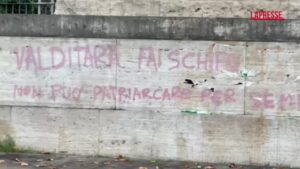 Violenza di genere, scritte contro Valditara fuori al ministero: ‘Fai schifo, dimettiti’