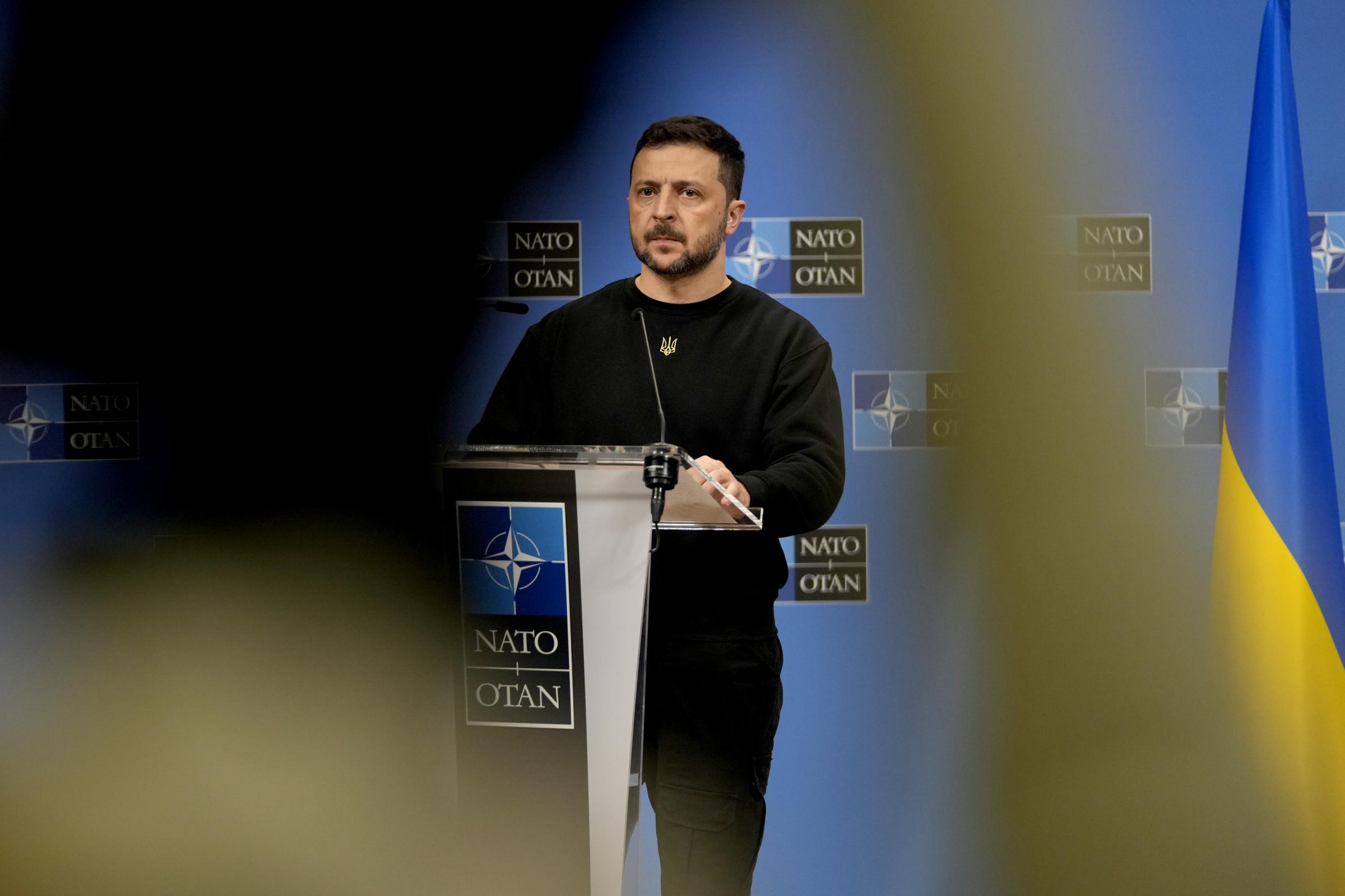 Ucraina, Zelensky: “Se gli Stati Uniti tagliano gli aiuti perderemo la guerra”