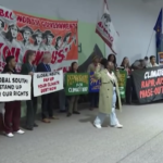 Cop29, i manifestanti protestano con un grosso serpente infuocato per chiedere un accordo sui finanziamenti per il clima