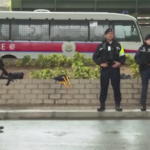 Hong Kong, il furgone della polizia con a bordo l’attivista Jimmy Lai arriva in tribunale