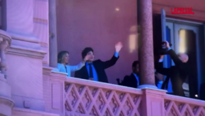 Italia-Argentina, Meloni e Milei salutano la folla dal balcone della Casa Rosada