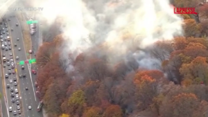 Usa, incendio lungo l’autostrada a Manhattan: una gigantesca nuvola di fumo blocca il traffico