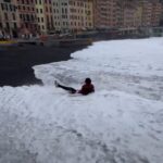 Camogli, scatta una foto ma arriva la mareggiata: trascinata via