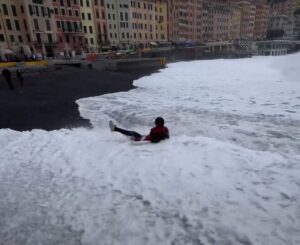 Camogli, scatta una foto ma arriva la mareggiata: trascinata via