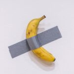 Imprenditore paga sei milioni di dollari per la banana di Maurizio Cattelan: “La mangerò”