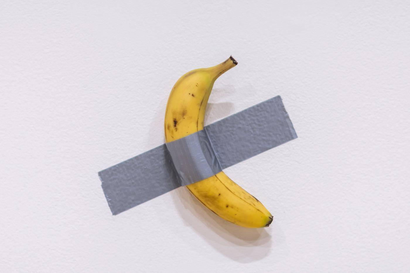 Imprenditore paga sei milioni di dollari per la banana di Maurizio Cattelan: “La mangerò”