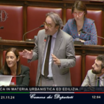Casa, Bonelli canta in aula ‘via Gluck’ di Celentano: “Ancora speculazione”