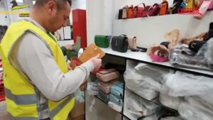 Bologna, sequestrati oltre 20mila capi di abbigliamento e accessori contraffatti