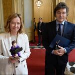 Italia-Argentina, Milei regala a Meloni sua statuetta con la motosega