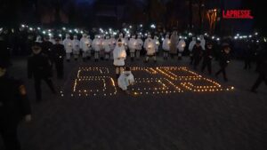 Ucraina, candele per ricordare i 659 bambini uccisi dalla guerra